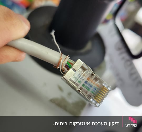 כבל רשת עם מחבר RJ45 מחובר